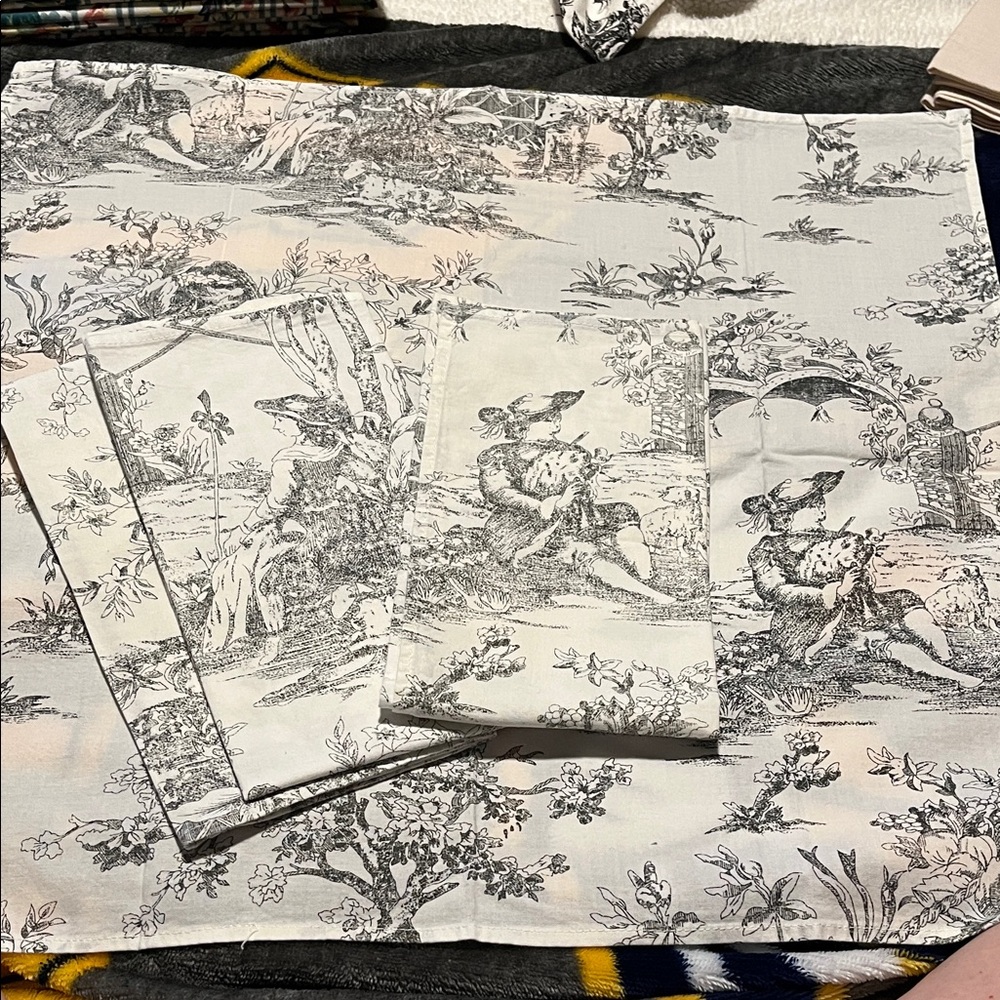Elegant Toile Print Napkin Set 4